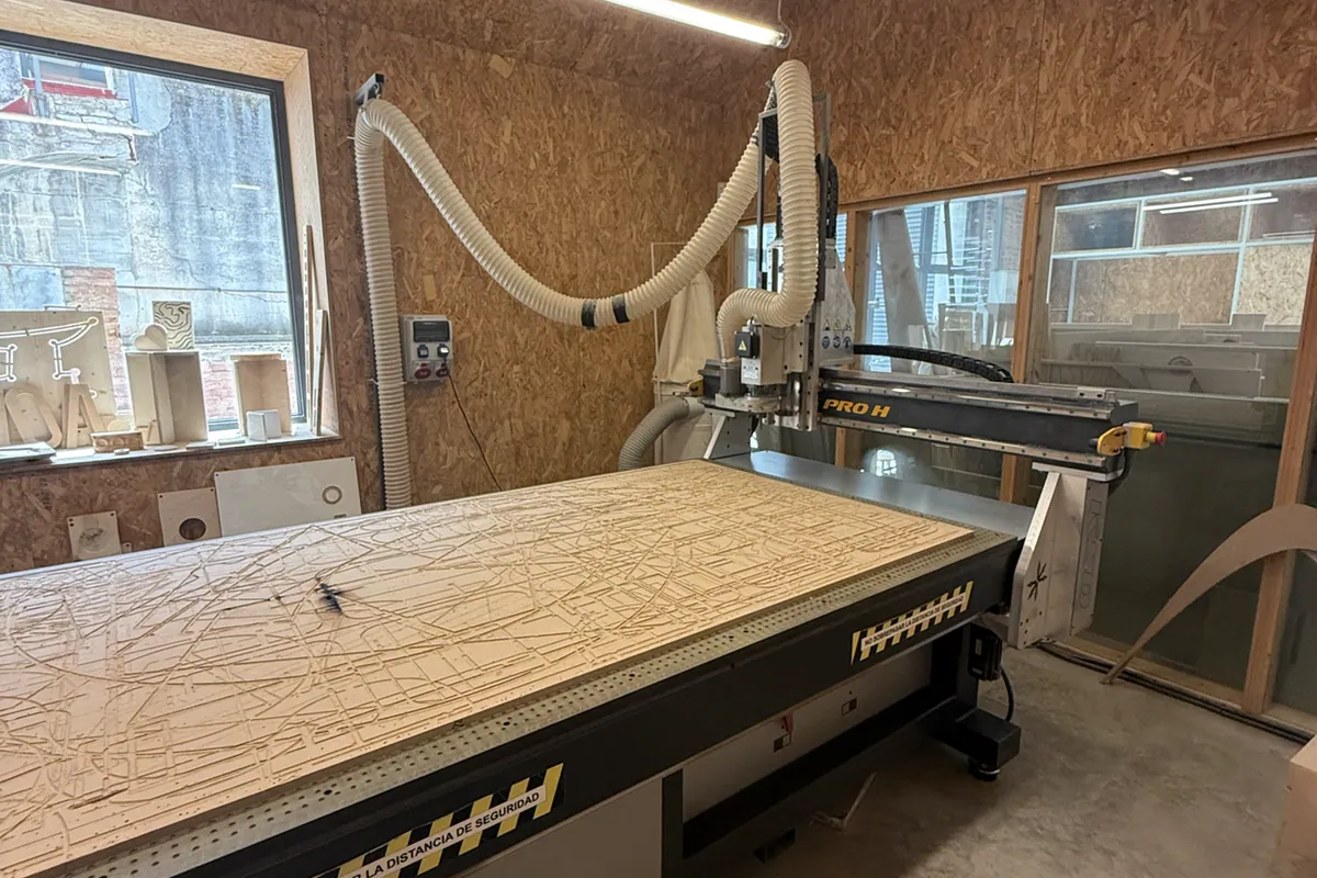 Ateneu de Fabricació Digital de Gràciaに設置された大型CNCルーター