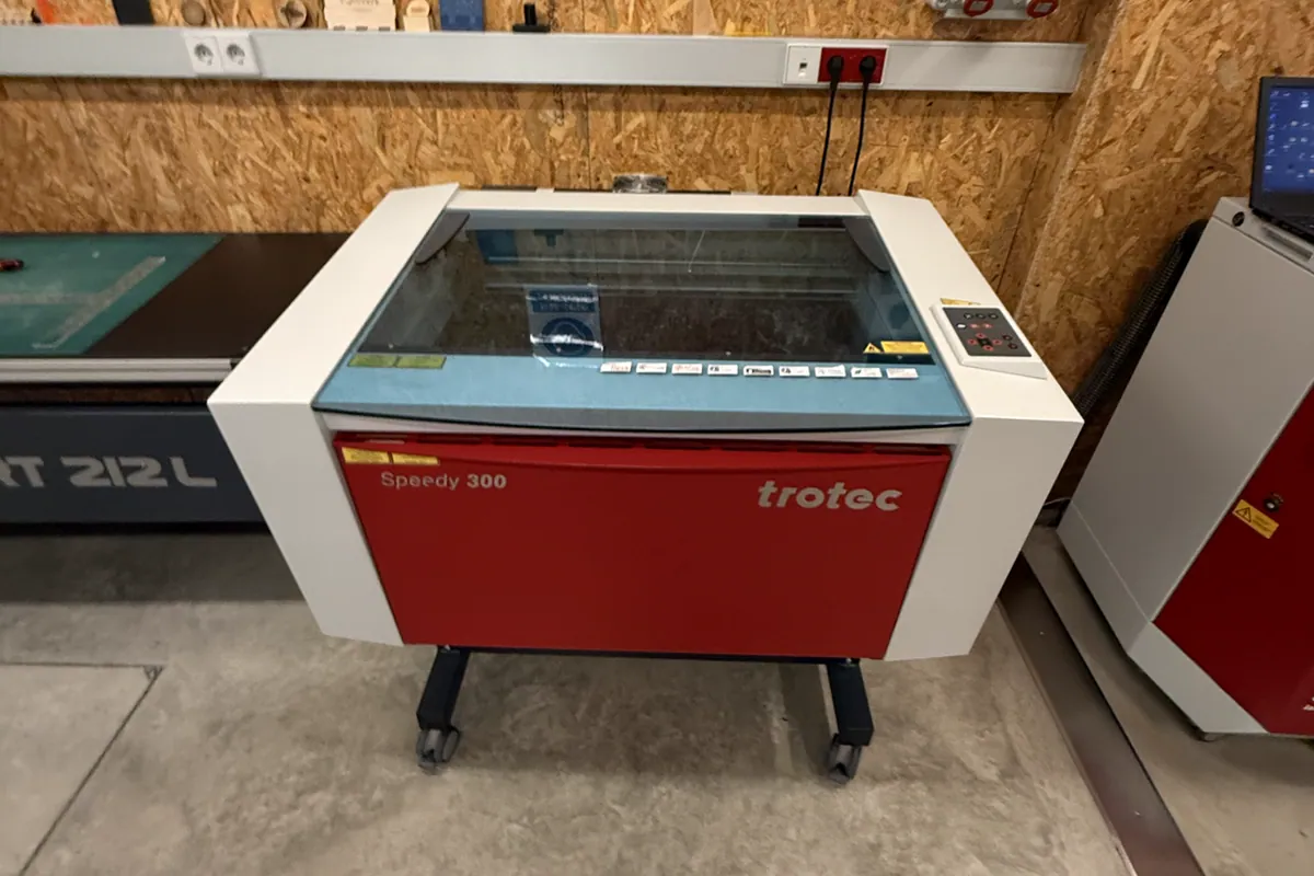 Ateneu de Fabricació Digital de Gràciaに設置されたTrotec Speedy 300レーザーカッター