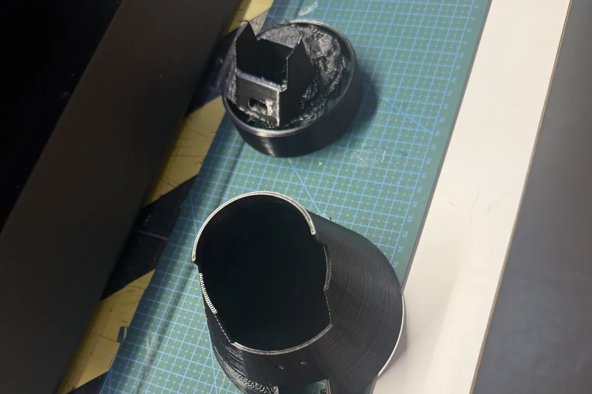 3Dプリンター講習時に作業台へ置かれていた黒い造形物