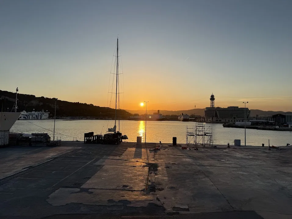 バルセロナの港に沈む夕日