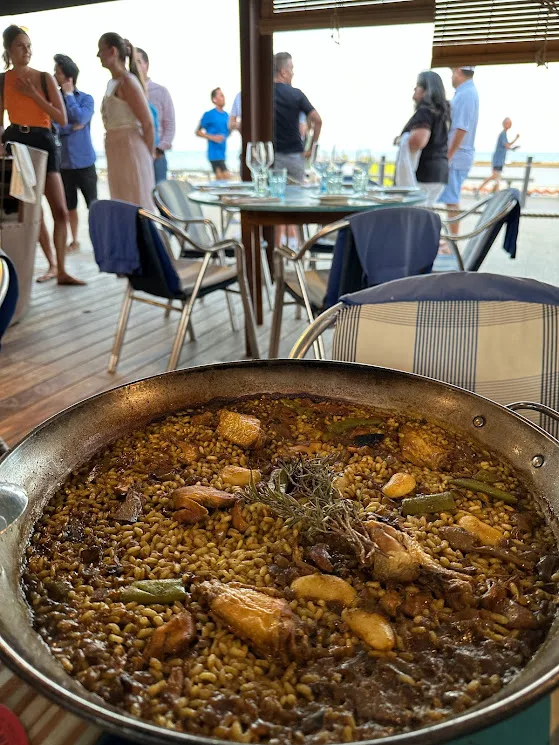 Xiringuito Escribàのテラスで食べたパエリア
