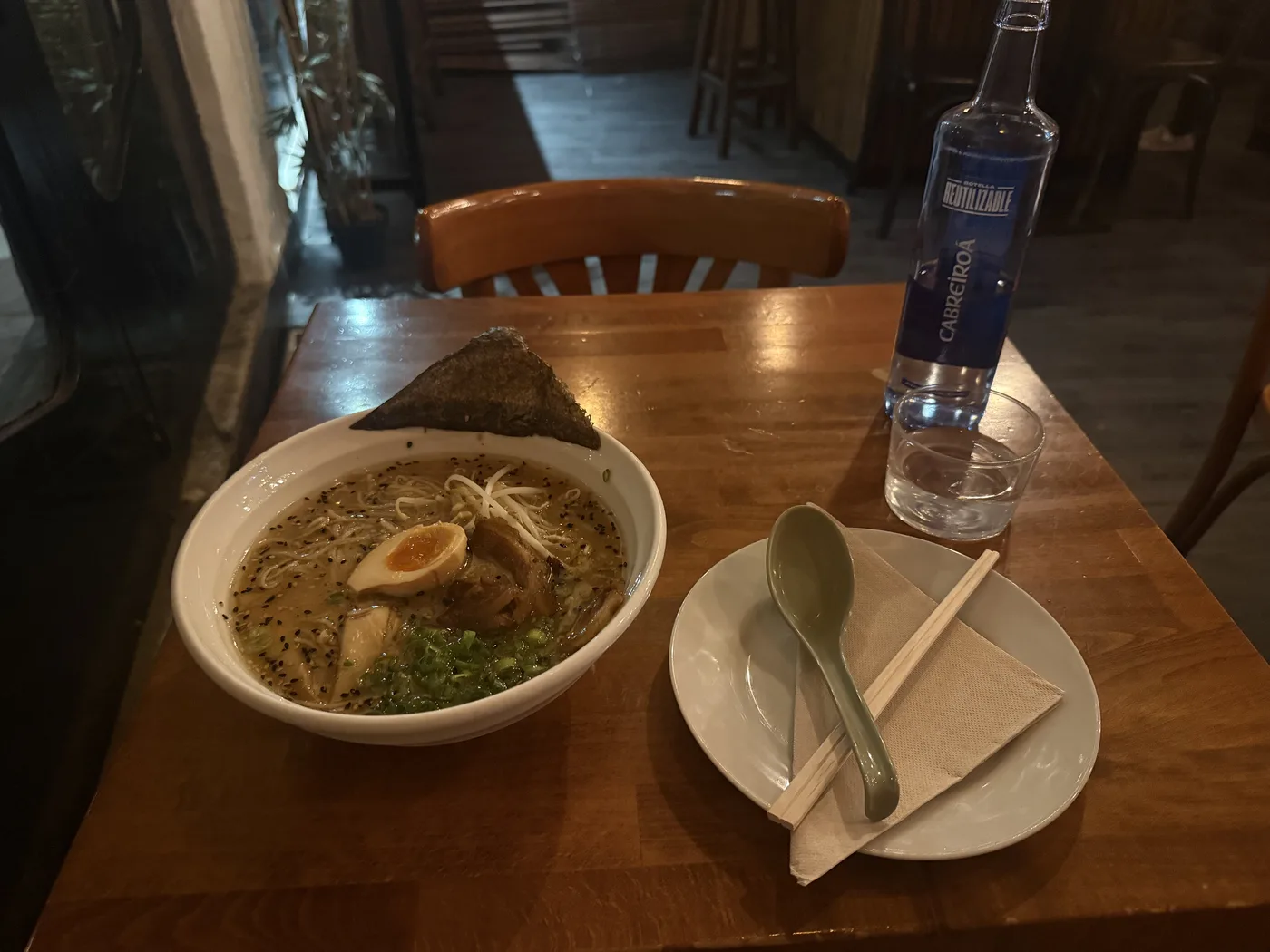 スペインのラーメン店で食べたラーメンとミネラルウォーター