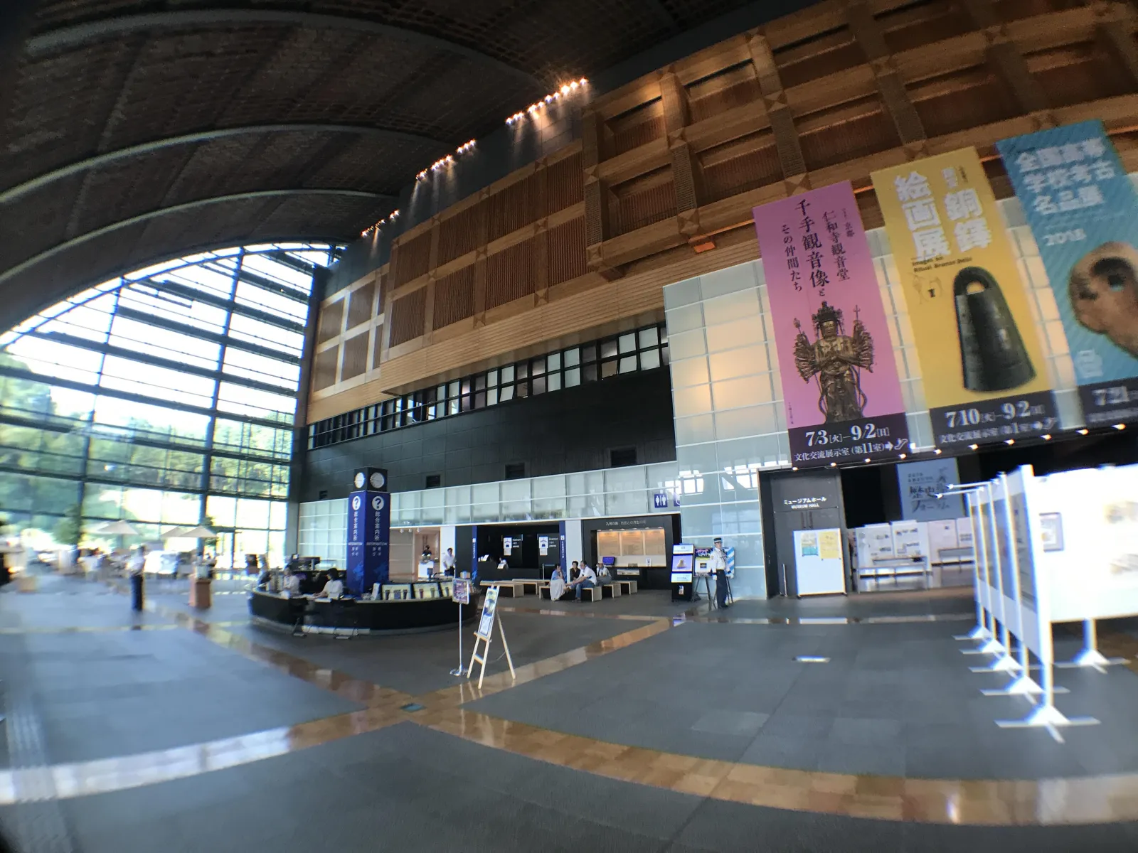 天井の高い九州国立博物館のエントランスホール