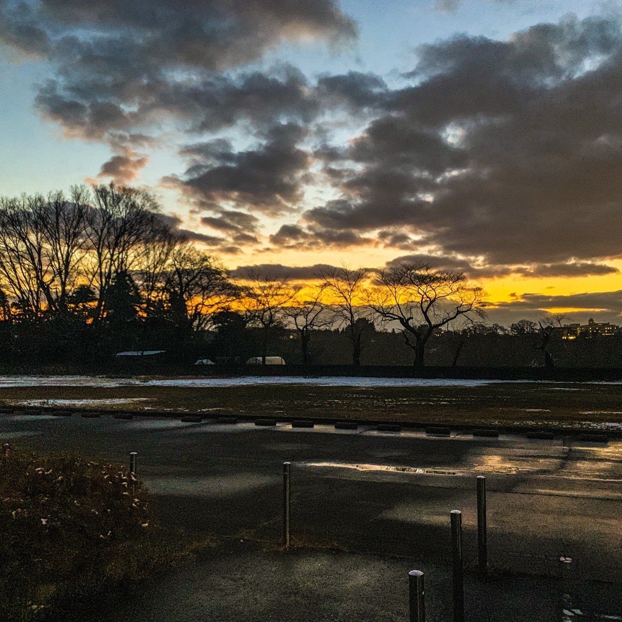 雪が止んだ日、帰り道に見た夕日。