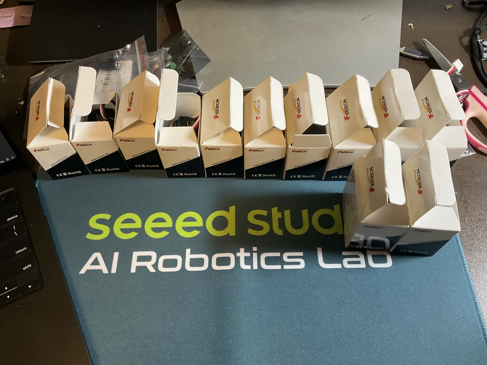 Seeed Studio から届いた Feetech サーボ一式